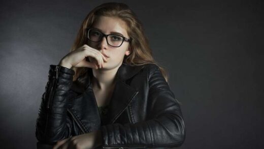 kobieta w skórzanej kurtce