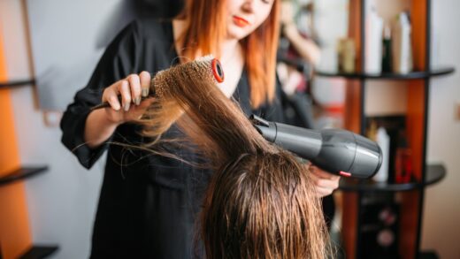 praca jako fryzjerka
